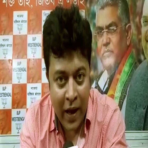 সেপ্টেম্বর মাসে বিজেপি ছাড়েন রাজ্য BJP-র সাংস্কৃতিক আহ্বায়কের পদে থাকা অভিনেতা সুমন বন্দ্যোপাধ্যায়। রাজ্য BJP সভাপতি সুকান্ত মজুমদারের কাছে ইস্তফাপত্র পাঠিয়ে দল ছাড়েন তিনি। মনের ঘনিষ্ঠ মহলের একাংশের দাবি, দীর্ঘদিন BJP-র জন্য ময়দানে লড়াই করার পরেও তাঁকে প্রার্থী করেনি গেরুয়া শিবির। এদিকে অনেকেই নতুন এসে প্রার্থী হন। সেই অভিমানেই দল ছাড়েন সুমন।