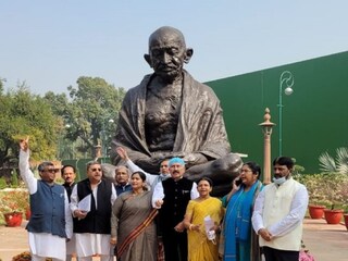 সংসদ ভবনে ধর্নায় তৃণমূল সাংসদরা৷