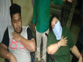 তৃণমূলের সম্ভাব্য প্রার্থী সঙ্গীতা বন্দ্যোপাধ্যায় (ডানদিকে) এবং তাঁর পরিবারের উপরে হামলার অভিযোগ৷ 