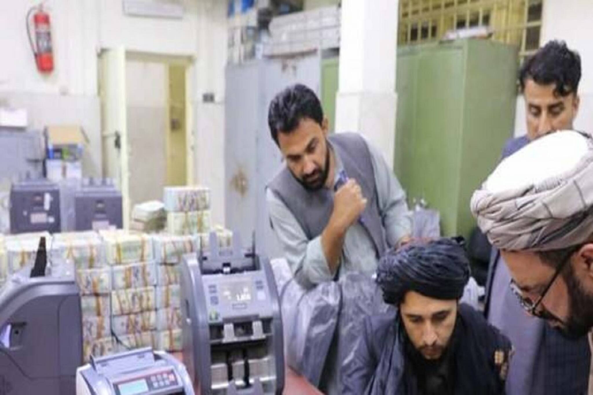 বিদেশি মুদ্রা নিষিদ্ধ করে চরম আর্থিক সংকটে তালিবান শাসিত আফগানিস্তান