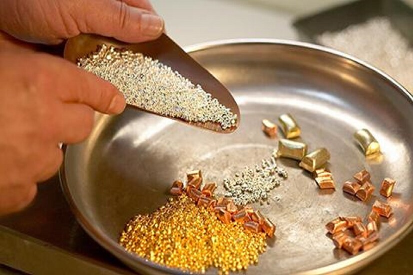 সোনার থেকে প্ল্যানিটামের দাম অনেকটাই সস্তা (Platinum is much cheaper than gold) ৷ তাই সোনা কেনার দিকে না ঝুঁকে প্ল্যাটিনামের গয়না কেনাটাই বুদ্ধিমানের মত কাজ ৷ প্রতীকী ছবি ৷
