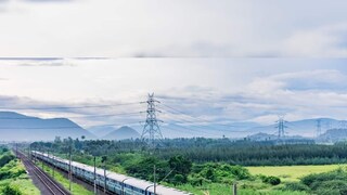 ভারতীয় রেল বলছে, অবশ্যই উপায় আছে। ইন্ডিয়ার রেলওয়ে ক্যাটারিং অ্যান্ড ট্যুরিজম কর্পোরেশেন (আইআরসিটিসি) যাত্রীদের সেই সুবিধা দেয়। যার মাধ্যমে গোটা বগি তো বটেই গোটা ট্রেনও কেউ ভাড়া নিতে পারেন। রেলের এই পদ্ধতিকে বলা হয় ‘ফুল টারিফ রেট’ (এফটিআর)।