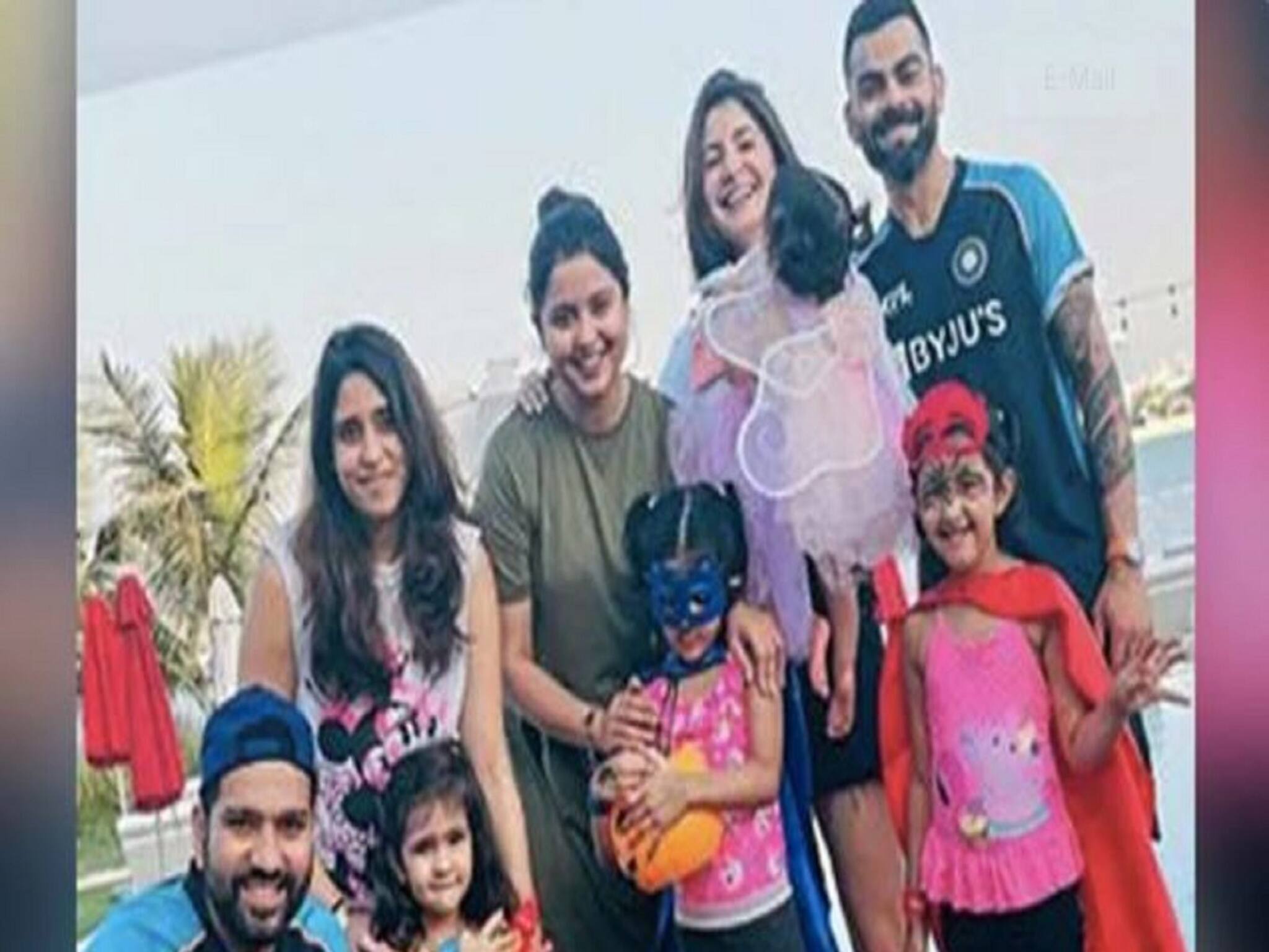 Anushka Sharma Virat Kohli: ছোট্ট ভামিকাকে নিয়ে সতীর্থ-পরিবারদের সঙ্গে হ্যালোউইনে মজে বিরাট-অনুষ্কা, দেখুন