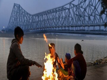 কলকাতায় আজ আংশিক মেঘলা আকাশ রয়েছে। সকালের দিকে সামান্য কুয়াশা দেখা গেলেও পরে পরিষ্কার আকাশ দেখা যায়। সকালে শীতের আমেজ থাকলেও বেলা বাড়লে কোথাও কোথাও আর্দ্রতাজনিত অস্বস্তিও হতে পারে। আগামিকাল থেকে আকাশ আরও মেঘলা থাকার সম্ভাবনা। রাতের তাপমাত্রা আরও কিছুটা বাড়তে পারে।