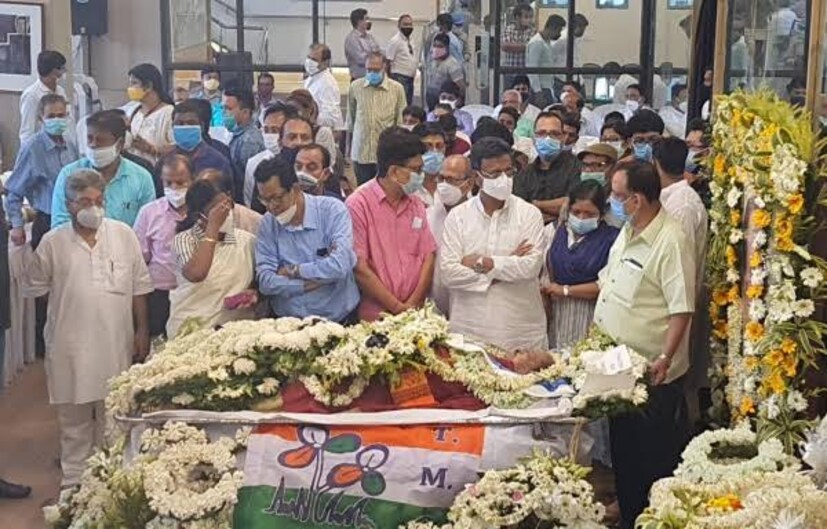 সুব্রত মুখোপাধ্যায়কে শেষ শ্রদ্ধা জানাতে শুক্রবার দুপুরে বিধানসভায় পৌঁছন রাজ্যপাল জগদীপ ধনখড়। সেখানে সুব্রতর দেহে মাল্যদান করেন তিনি। মাল্যদানের পর সাংবাদিকদের রাজ্যপাল বলেন, ‘‘রাজনীতিতে ওনার মতো ব্যক্তিত্বের নাম সব সময় উজ্জ্বল হয়ে থাকবে।’’