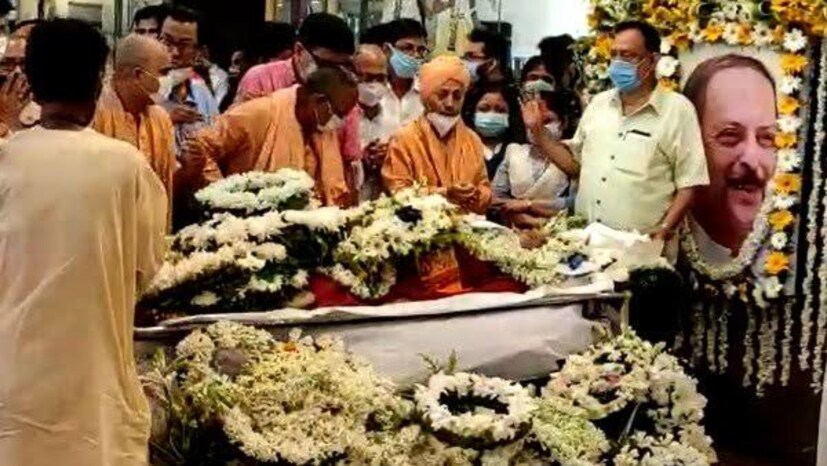 বাংলা রাজনীতির অন্যতম বর্ণময় চরিত্র সুব্রত মুখোপাধ্যায়। দল-মত-নির্বিশেষে সকলেরই মন ছুঁয়ে ছিলেন মানুষটি। বেশ কিছুদিন যাবৎ অসুস্থ থাকলেও তাঁর অকস্মাৎ মৃত্যুতে নেমে এসেছে শোকের ছায়া। রাজনৈতিক পরিমণ্ডল থেকে সাধারণ মানুষ, কেউই মেনে নিতে পারছেন না স্বভাব রসিক, স্মিতভাষী মানুষটির চলে যাওয়া।