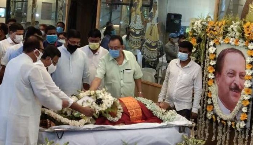 বেলা আড়াইটে নাগাদ রবীন্দ্র সদন থেকে বিধানসভায় নিয়ে যাওয়া হয় সুব্রত মুখোপাধ্যায়ের দেহ। সেখানে আধ ঘণ্টা শায়িত রাখা হয় তাঁর দেহ। বিধানসভার সদস্যরা সেখানে শেষ শ্রদ্ধা জানান তাঁকে। 
