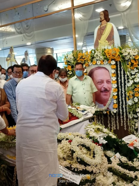 শুক্রবার সকাল ১০টা থেকে রবীন্দ্র সদনে রাখা ছিল প্রাক্তন মন্ত্রী সুব্রত মুখোপাধ্যায়ের দেহ। সেখান থেকে তাঁর দেহ নিয়ে যাওয়া হয় বিধানসভায়। সেখানে বিধানসভার স্পিকার বিমান বন্দ্যোপাধ্যায়-সহ বিধায়করা উপস্থিত ছিলেন প্রাক্তন মন্ত্রীকে শেষ শ্রদ্ধা জানাতে। উপস্থিত ছিলেন বিরোধী দলনেতা শুভেন্দু অধিকারীও।
