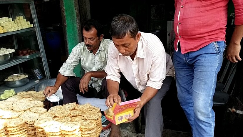 জানা যায় পশ্চিম মেদিনীপুর জেলার ক্ষীরপাইয়ে ময়রাদের তৈরি বাবরসার নাম বহুকাল থেকেই বিখ্যাত। আগে এই বাবরসা তৈরি হতো গাওয়া ঘি, ময়দা, আর মধু দিয়ে। সময়ের পরিবর্তে বাবরসা এখন তৈরি হচ্ছে দুধ, ময়দা, আর গাওয়া ঘি দিয়ে।