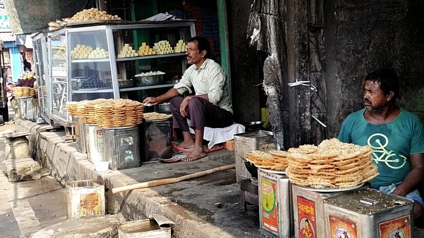 তবে যে ভাবেই তৈরি হোক না কেন এই স্বাদের কোনও তুলনা নেই এমনটাই বলেন এই মিষ্টি প্রেমিকরা। ক্ষীরপাই ব্যবসায়ীদের দাবি গোটা ভারতবর্ষে কোথাও এই বাবরসা তৈরি হয় না, শুধুমাত্র পাওয়া যায় ক্ষীরপাইয়ে।