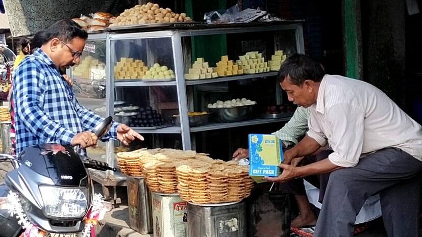 আবার কেউ কেউ বলেন ইংরেজ সময়ে এডওয়ার্ড বাবর নামে এক ইংরেজ শাসক ছিলেন তিনি এসেছিলেন ক্ষীরপাইয়ে এবং এই মিষ্টি খেয়ে তিনি পুরস্কৃত করেছিলেন ক্ষীরপাই মিষ্টির দোকানিকে। তখন থেকে তার নাম অনুসারে হয়েছে এই বাবারসা। আর এই বাবরসা দাম মাত্র দশ টাকা।