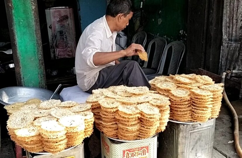 কিন্তু বাবরসা নাম হল কেন? অনেকেই বলছেন, সম্রাট বাবরের নামে একজন ইংরেজ ছিলেন, তাঁর নামেই হয়েছে এই বাবরসা। কারণ বাবরের আমলে তার সেনাপতি ক্ষীরপাই এসেছিল কর্মসুত্রে, আর তখন তিনি এ বাবরসা নিয়ে গিয়ে খাওয়ায় সম্রাট বাবর কে, আর এই মিষ্টি খেয়ে মুগ্ধ হয়ে গিয়েছিলেন বাবর। প্রশংসা কুড়িয়েছিল ক্ষীরপাই মিষ্টির দোকানিরা। তখন থেকেই মিষ্টির নাম হয়েছে বাবর।