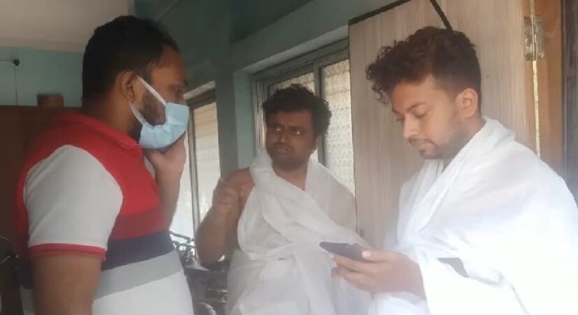 সাধারণ মানুষের বক্তব্য যেভাবে টোটোর দাপাদাপি চলছে রাস্তা থেকে বের হতেই সমস্যা হচ্ছে। বারবার প্রশাসনকে জানিয়েও কোনও কাজ হয়নি বলে স্থানীয় মানুষের দাবি।