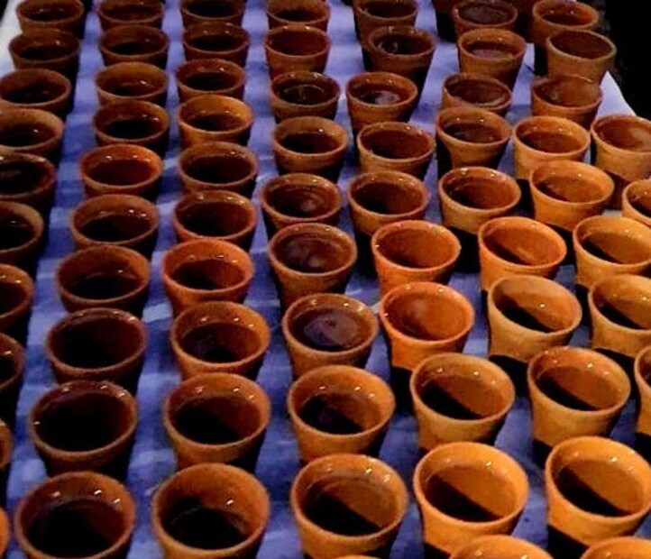 ভারতবাসী স্বাভাবিকভাবেই চা প্রেমী, আর কাগজ কিম্বা প্লাস্টিকের কাপের তুলনায় মাটির ভাঁড়ে চা খাওয়ার আমেজই যে আলাদা এ নিয়ে কোন সন্দেহ নেই। মাটির ভাঁড়ের এই জনপ্রিয়তার কথা মাথায় রেখে আপনিও বিভিন্ন ধরনের মাটির ভাঁড় তৈরির ব্যবসা (Business Idea) শুরু করতে পারেন।