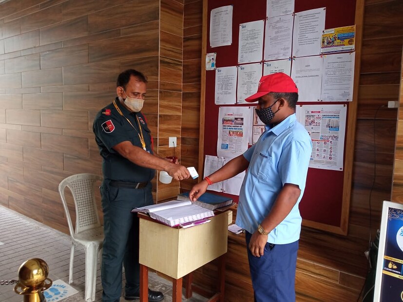 আদালত জানিয়ে দিয়েছে রাজ্য সরকারি নির্দেশ মেনে ১৬ নভেম্বর থেকে খুলবে স্কুলের দরজা। আপাতত নবম থেকে দ্বাদশ শ্রেণির পড়ুয়ারা স্কুলে যাবে। এরপর ধাপে ধাপে বাকিদেরও ক্লাস চালু হবে। 