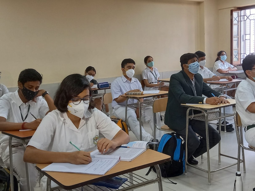 পাশাপাশি শিক্ষক শিক্ষিকাদের জন্য বিশেষ প্রশিক্ষণেরও উল্লেখ রয়েছে এই স্কুল রিওপেন বুকলেটে। যাতে কারও জ্বর এলে বা অসুস্থ হলে প্রাথমিক ভাবে তা সামাল দিতে পারেন স্কুলে স্যার, দিদিমণিরা। আরও একটি অত্যন্ত গুরুত্বপূর্ণ বিষয়েরও উল্লেখ রয়েছে এই গাইডলাইন বুকে। বার বার শিক্ষাবিদ বা চিকিৎসকরা যেটা বলছিলেন, সম্ভব হলে দুই শিফটে ক্লাস হোক। এখানেও বলা হয়েছে, পরিস্থিতি ও পরিকাঠামোর দিকে নজর রেখে প্রয়োজনে স্কুল দুই শিফট অর্থাৎ মর্নিং ও ডে’তে ক্লাস করাতে পারে।