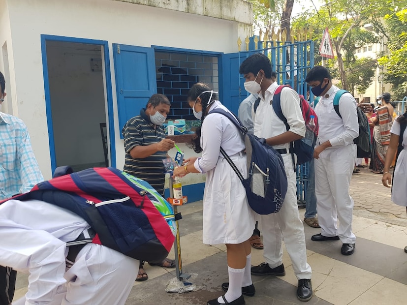 প্রায় দু’বছর ধরে বন্ধ স্কুল। এত দিন অনলাইনে ক্লাস হচ্ছিল। এ বার সশরীরে ক্লাস করতে পারবে পড়ুয়ারা। অতিমারির প্রকোপ কিছুটা কমতেই ফের স্কুল খোলার সিদ্ধান্ত নিয়েছে রাজ্য। স্কুল খোলার জন্য যে ধরনের প্রস্তুতি নেওয়ার নির্দেশ দেওয়া হয়েছিল, সেগুলি কার্যকর করতে কোনও রকম ফাঁক রাখতে চান না স্কুলকর্তৃপক্ষরাও ।