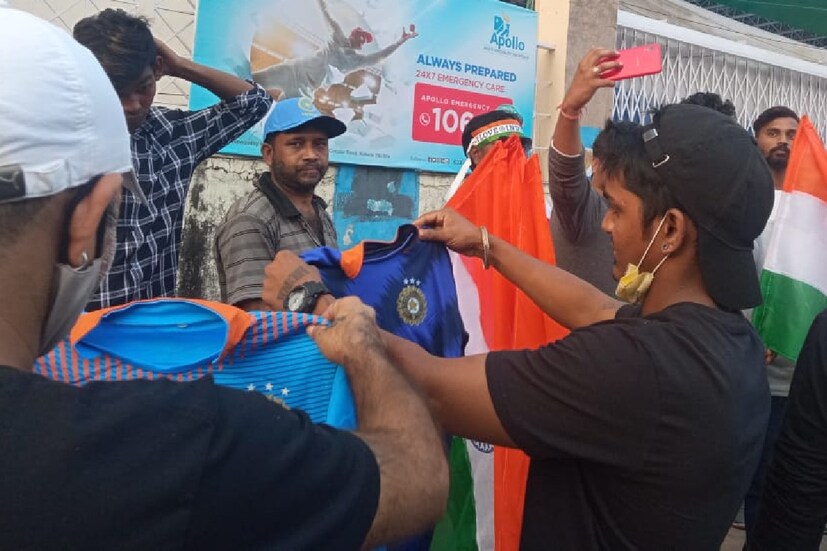 ২ বছর পর চেনা ইডেন। করোনা মহামারীর পর আবার ক্রিকেট ফিরল ইডেনে। ক্রিকেটভক্তদের তাই আনন্দের সীমা নেই। তবে হতাশাও আছে অনেকের। টিকিট না পাওয়ার হতাশা। ভিন রাজ্য থেকেও সমর্থকরা এসেছিলেন। কিন্তু কেউ কেউ ভারত বনাম নিউ জিল্যান্ড টি-২০ সিরিজের তৃতীয় ম্যাচের টিকিট হাতে পেলেন না। একবার বাইরে থেকে ইডেন দর্শন করেই ফিরে যেতে হল।