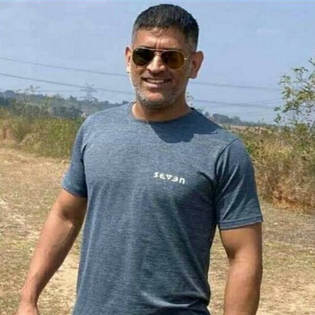 জাতীয় দলের হয়ে এখন আর তিনি খেলেন না। টি-২০ বিশ্বকাপের জন্য ভারতীয় দলের মেন্টর হিসাবে দায়িত্ব পালন করছেন। তবে এরই মধ্যে খবর রটেছে, এম এস ধোনিকে নাকি অক্ষয় কুমারের সিনেমা সূর্যবংশী-তে দেখা যাবে।