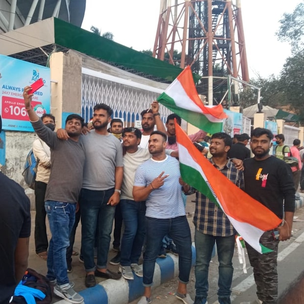 ভারত বনাম নিউ জিল্যান্ড টি-২০ সিরিজের তৃতীয় ম্যাচের এখন আর কোনও গুরুত্ব নেই। কারণ পর পর দুটি ম্যাচ জিতে ভারতীয় দল সিরিজ পকেটে পুরে ফেলেছে। তবুও স্রেফ ক্রিকেট দেখার আনন্দেই বহু দর্শক রবিবার ইডেনে আসতে চান। তাই সিরিজের গুরুত্বহীন ম্যাচেও টিকিটের চাহিদা ছিল তুঙ্গে। শনিবার ইডেনের বাইরে টিকিটের জন্য লম্বা লাইন পড়ল। একেবারে চেনা ছবি যেন!