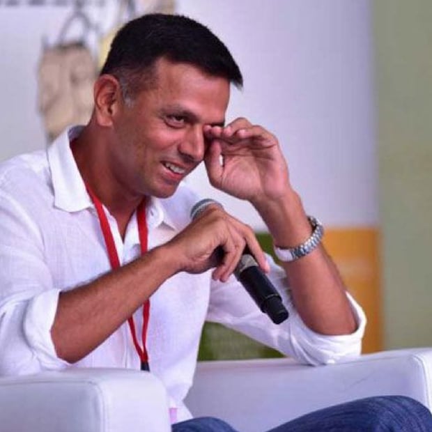 রাহুল দ্রাবিড় সোশ্যাল মিডিয়ায় একেবারেই অ্যাক্টিভ নন। তবে এখনকার প্রজন্ম মনে করে, সোশ্যাল মিডিয়া জনপ্রিয় হয়ে ওঠার সেরা হাতিয়ার। এই ধারণা অবশ্য রাহুল দ্রাবিড়ের উপর খাটে না। তিনি সোশ্যাল মিডিয়া থেকে দূরে। তবুও তাঁর জনপ্রিয়তা আকাশছোঁয়া। মহিলা হোক বা পুরুষ, রাহুল দ্রাবিড়কে অনেকেই অনুসরণ করতে চান। তাঁর ভদ্র ও মার্জিত ব্যবহার, শান্ত থাকার ক্ষমতা, দঢ় ব্যক্তিত্ব অনেকেই পছন্দ করেন।