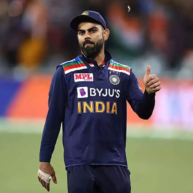 অনেকেই আন্দাজ করতে শুরু করেছেন, ভারতীয় দলে ড্রেসিংরুমের পরিবেশ স্বাস্থ্যকর নয়। সেখানে নাকি দুটি লবি কাজ করছে। আর তা নিয়েই বিরাট ও রোহিতের মধ্যে দ্বন্দ্ব। কিছুদিন আগে জানা গিয়েছিল, ইংল্যান্ড সফর চলাকালীন ক্যাপ্টেন কোহলির নামে বিসিসিআই-এর কাছে নালিশ করেছিলেন কয়েকজন সিনিয়র তারকা। তবে সবই চলছে আন্দাজের হিসেবে। 