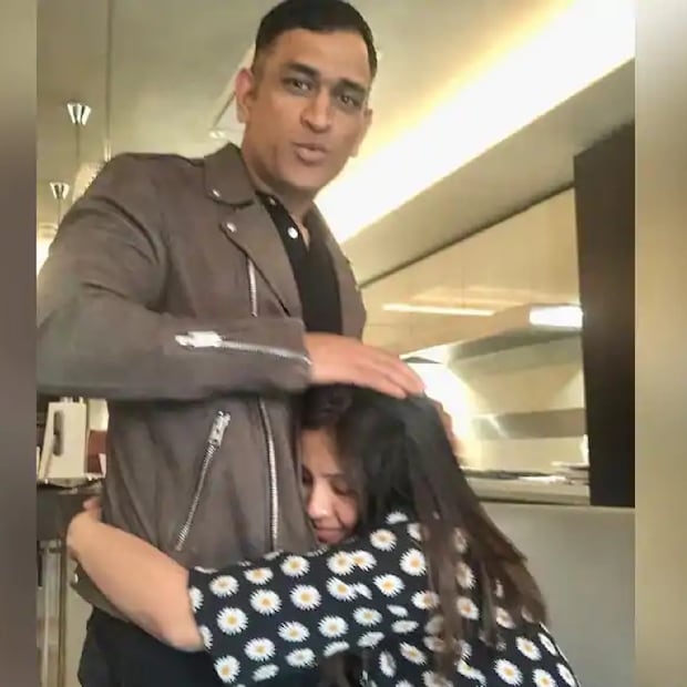 ধোনির বায়োপিক হয়েছে। সেই সিনেমায় অবশ্য ধোনি নিজে অভিনয় করেননি। করেছিলেন সুশান্ত সিং রাজপুত। বক্স অফিসে সুপারহিট ছিল সেই সিনেমা। কিন্তু এবার কি ধোনি নিজেই বলিউডে পা রাখবেন!