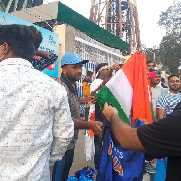ভারতের পতাকা, ভারতীয় দলের জার্সি, ফেট্টি বিক্রিও ছিল চোখে পড়ার মতো। ফলে বিক্রেতারাও খুশি। দীর্ঘদিন পর ক্রিকেট ফিরছে মাঠে। আর ক্রিকেটের সঙ্গে জড়িয়ে বহু মানুষের রুটি রুজি। সেটা মাঠে হোক বা মাঠের বাইরে। ক্রিকেটের নন্দন কাননে দর্শকদের উন্মাদনা ছিল দেখার মতো।