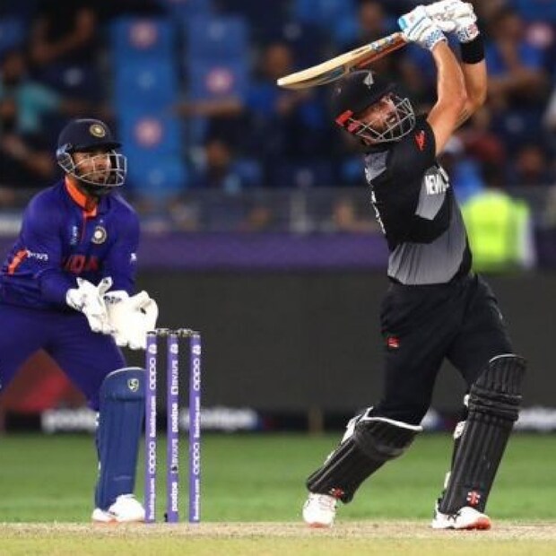 জেতার জন্য শেষ ১৮ বলে ৩৪ রান দরকার ছিল নিউ জিল্যান্ডের। এমন গুরুত্বপূর্ণ সময়ে ড্যারিল মিচেল (Daryl Mitchell) যেটা করলেন তা অনেক ক্রিকেটারই করার কথা ভাববেন না। ভদ্রতার খাতিরে তিনি সিঙ্গলস নেওয়ার সুযোগ পেয়েও ছেড়ে দিলেন। 