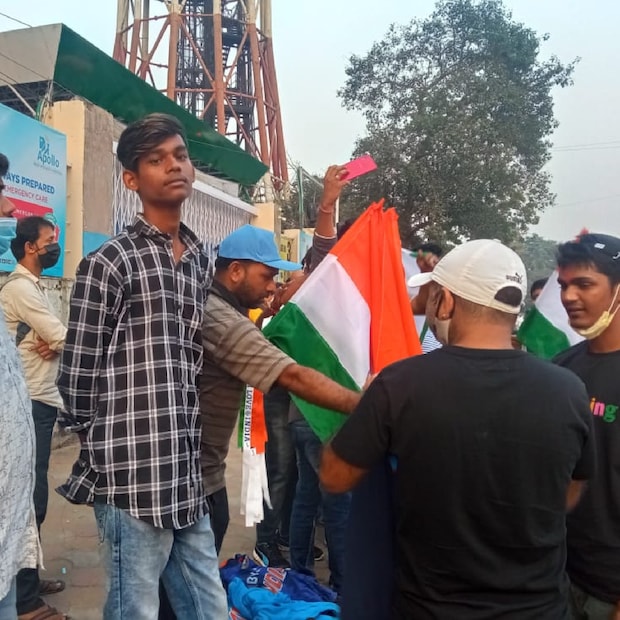 রাত পোহালেই ইডেনে আবার ইন্ডিয়া ইন্ডিয়া স্লোগান উঠবে। ভারতীয় ক্রিকেটে এখন অনেক কিছু পরিবর্তন হয়েছে। টি-২০ দলের ক্যাপ্টেন হয়েছেন রোহিত শর্মা। কোচ হয়েছেন রাহুল দ্রাবিড়। বলতে গেলে ভারতীয় ক্রিকেটে নতুন যুগের সূচনা হয়েছে। তাই জন্যই হয়তো আরও বেশি সংখ্যক দর্শক মাঠে থাকার জন্য ব্যকুল হয়ে উঠেছেব।