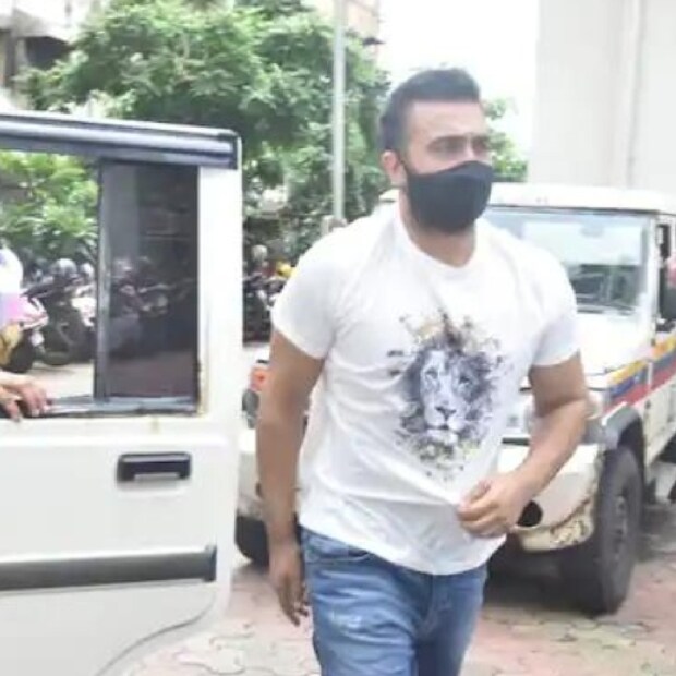 জেল থেকে বেরনোর পর রাজ কুন্দ্রাকে একবারও ক্যামেরার সামনে দেখা যায়নি। তাঁর ঘনিষ্ঠমহল জানিয়েছিল, রাজ একেবারে লো প্রোফাইল জীবন কাটাচ্ছেন। এই প্রথম শিল্পা ও রাজ ক্যামেরার সামনে এলেন একসঙ্গে।