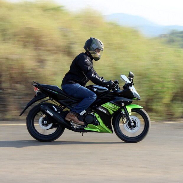 কিছুদিন আগেই R15 V4 লঞ্চ করেছিল Yamaha. এবার সেই পুরনো R15S নতুনভাবে লঞ্চ করল জাপানি মোটরসাইকেল প্রস্তুতকারক সংস্থা। ভারতে R15S-এর জনপ্রিয়তার কথা ভেবেই এটি লঞ্চ করা হয়েছে, তা আর বলার অপেক্ষা রাখে না।