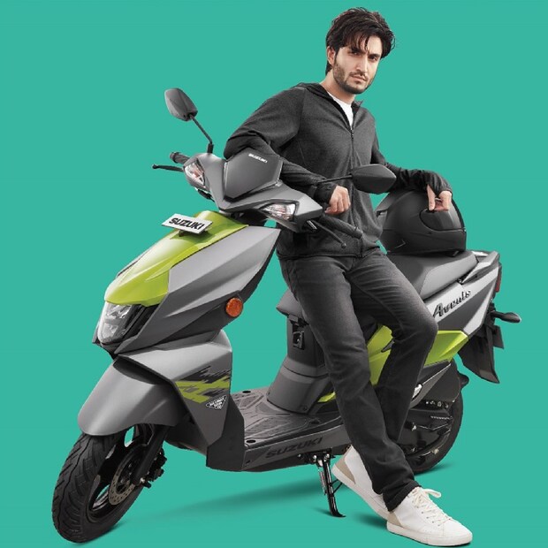 Suzuki Avenis 125-এর দাম রাখা হয়েছে ৮৬,৭০০ টাকা। স্পোর্টস এডিশন নিলে দাম পড়বে ৮৭,০০০ টাকা। অর্থাত্ মাত্র তিনশো টাকা বেশি। তা হলে আর দেরি কেন!