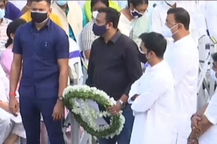 সুব্রত মুখোপাধ্যায়ের প্রতি শেষ শ্রদ্ধাজ্ঞাপন করতে কেওড়াতলা মহাশ্মশানে পৌঁছন অভিষেক বন্দ্যোপাধ্যায়। সুব্রত মুখোপাধ্যায়ের মরদেহে মাল্যদানের পর পা ছুঁয়ে প্রণাম করেন অভিষেক।