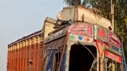 শনিবার ভোর রাতে ঘটে যাওয়া ঘটনায় মৃত্যু হয় ১৮ জনের। শনিবার ভোর রাতে ঘটে যাওয়া ঘটনায় মৃত্যু হয় ১৮ জনের।