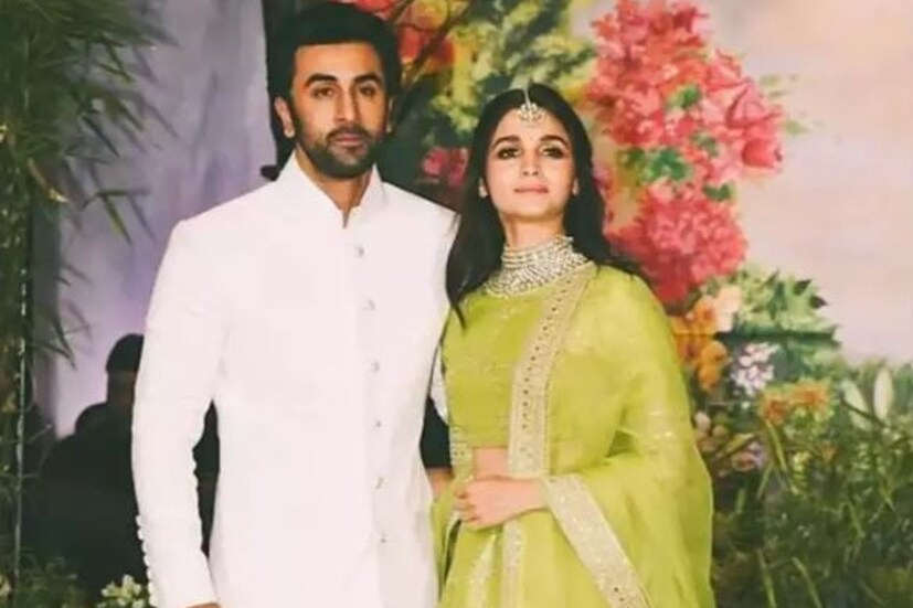 বহুদিন ধরেই সম্পর্কে রয়েছেন আলিয়া ভাট ও রণবীর কাপুর (Alia Bhatt &amp; Ranbir Kapoor)। আর এবারে বিয়ের পালা। শীঘ্রই নাকি চারহাত এক হবে। তবে এই বছর নয়। আগামী বছরেই বিয়ের পরিকল্পনা আলিয়া রণবীরের। 