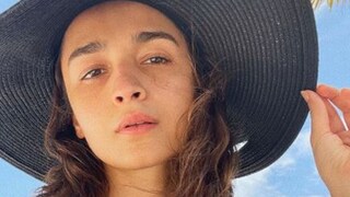 রণবীরের সঙ্গে বিয়ের গুঞ্জনের মধ্যে আলিয়ার হলিউড যাত্রা? প্রথম ছবির ঘোষণা কবে 