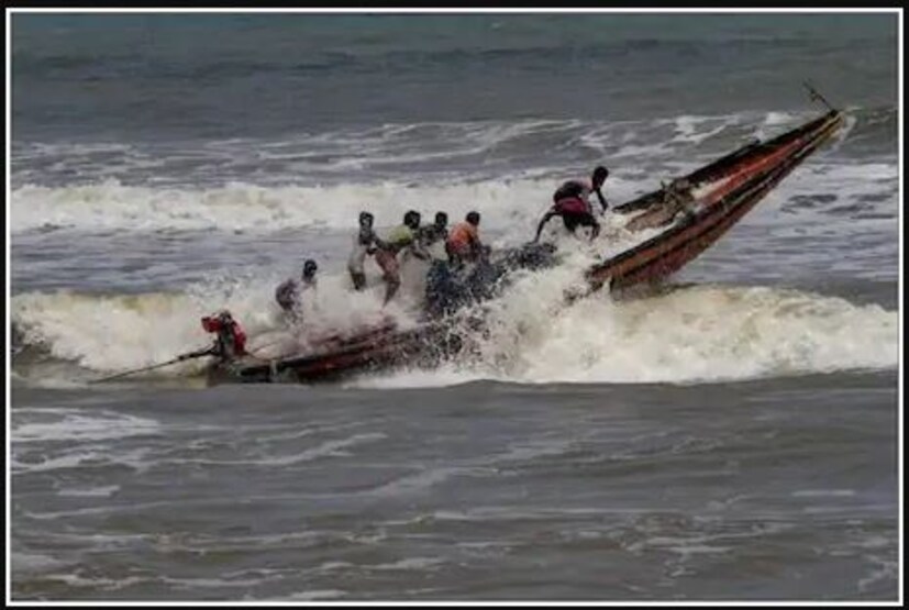 দক্ষিণ-পূর্ব বঙ্গোপসাগরে তৈরি নিম্নচাপ পূর্ব-মধ্য আরব সাগরে অবস্থান করছে। এটি ক্রমশ শক্তি হারাবে। এছাড়াও অক্ষরেখা রয়েছে তামিলনাড়ু উপকূলে । Photo-File 