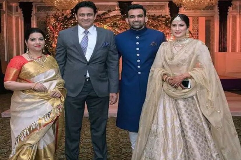 অনিল কুম্বলের স্ত্রী-র নাম চেতনা কুম্বলে৷ দুজনের বিয়ে হয়েছিল ১৯৯৯ সালে৷ অনিল কুম্বলের স্ত্রী চেতনার আগেও বিয়ে হয়েছিল৷ এটা তাঁর দ্বিতীয় বিয়ে৷ চেতনা অনিল কুম্বলের চেয়ে ৭ বছরের বড়৷ Photo- Collected