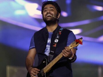পাক শিল্পীরা কি এখনও ভারতে নিষিদ্ধ? দুবাইয়ের কনসার্টে প্রশ্ন তুললেন অরিজিৎ সিং
