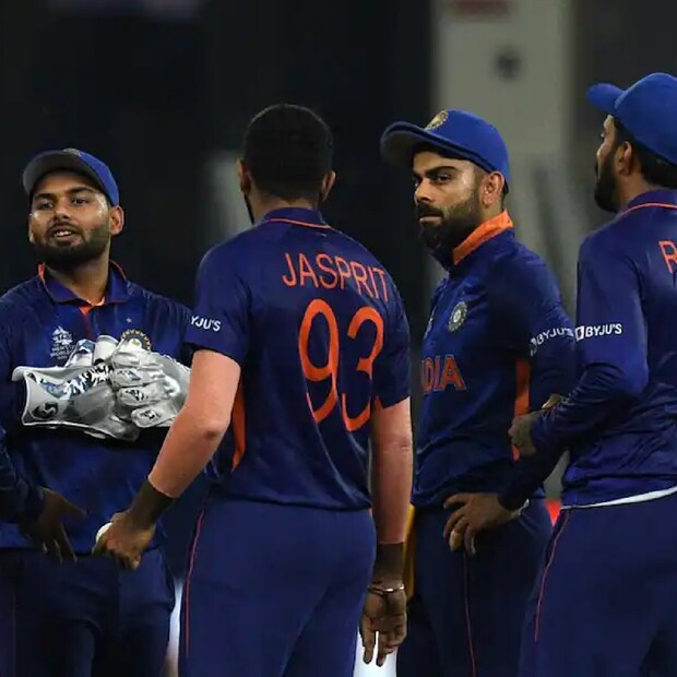 চলতি টি-২০ বিশ্বকাপে পাকিস্তান ও নিউ জিল্যান্ডের বিরুদ্ধে খুবই খারাপ পারফর্ম করেছে টিম ইন্ডিয়া। ফলে এবারের বিশ্বকাপে ভারতের সেমিফাইনাল খেলার আশা প্রায় শেষ। তবুও আজ আফগানদের বিরুদ্ধে জিতলে ও নিউ জিল্যান্জকে স্কটল্যান্ড হারালে কিছুটা আশা বেঁচে থাকবে। তাই আজ আফগানিস্তানের বিরুদ্ধে জেতা ছাড়া আর কোনও উপায় নেই ভারতীয় দলের। তবে জিততে হবে বড় ব্যবধানে। কারণ নেট রান রেট-এর হিসাবে আফগানিস্তান এখন দারুন জায়গায় রয়েছে।