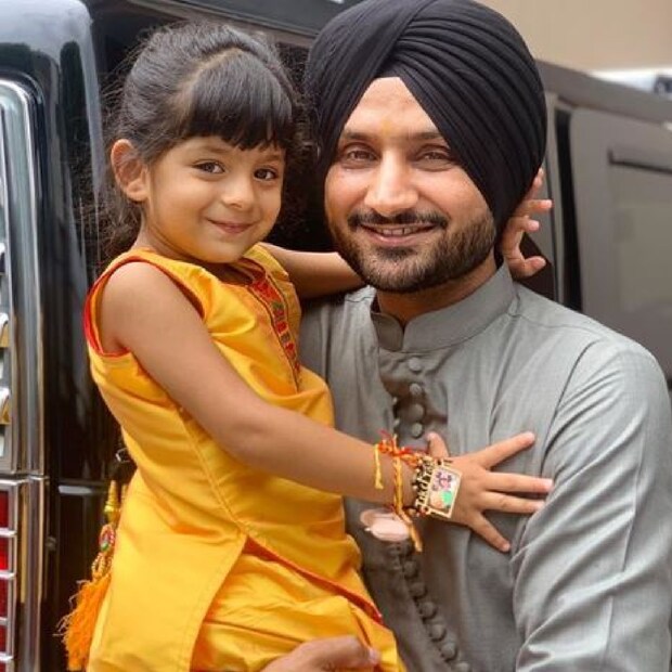 ভারতীয় দলের প্রাক্তন স্পিনার হরভজন সিং ও তাঁর বলিউড অভিনেত্রী স্ত্রী গীতা বসরার মেয়ের নাম হিনায়া হীর প্লাহা। ২০১৬ সালে জন্ম হয়েছিল তার। হিনায়া হীর মানে সুন্দরী পরী।