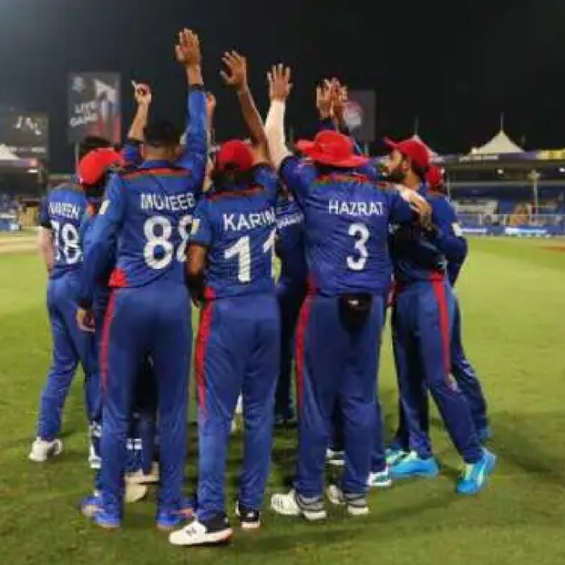 গ্রুপ ২থেকে পাকিস্তান ইতিমধ্যে সেমিফাইনালে টিকিট পাকা করে ফেলেছে। দ্বিতীয় কোন দল সেমিতে যাবে তা নিয়েই লড়াই। তবে এই লড়াইয়ে এগিয়ে আফগানরা। চার পয়েন্ট রয়েছে তাদের ঝুলিতে। নেট রানরেট +৩.০৯৭। ফলে আজ তাদের হারানোর কিছু নেই। তবে আজ ভারতকে হারিয়ে দিলে আফগানিস্তান সেমিতেও ওঠার দিকে অনেকটাই এগিয়ে যাবে।