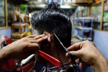 'নিয়ম' মেনে চুল না কাটলে অপেক্ষায় শাস্তি! ভোলার চেয়ারম্যানের নির্দেশে তোলপাড় 'নিয়ম' মেনে চুল না কাটলে অপেক্ষায় শাস্তি! ভোলার চেয়ারম্যানের নির্দেশে তোলপাড়