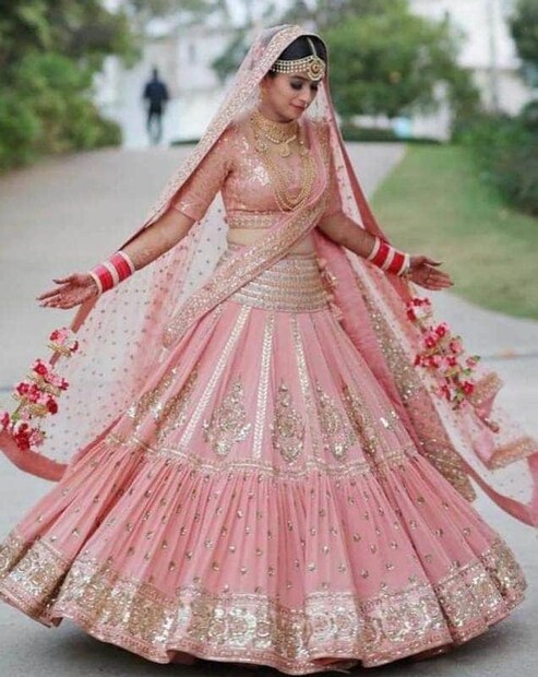 * এই বছর কালো রঙের পোশাক যতটা সম্ভব কম পরার চেষ্টা করুন। গোলাপী ও ক্রিম রঙের জামাকাপড় বেছে নিন।