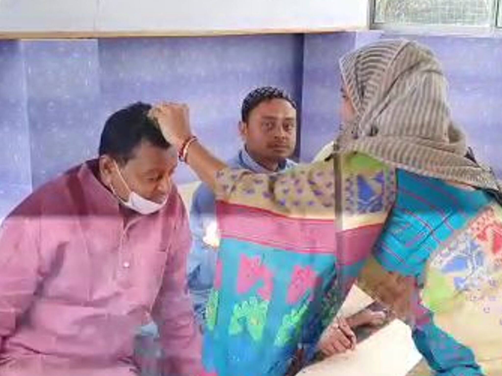 Bhaiphota 2021: মুসলিম বোনেদের থেকে ফোঁ‌টা নিলেন হিন্দু ভাইরা! মন্ত্রীর উদ্যোগে অনুষ্ঠিত হল সম্প্রীতির ভাইফোঁটা