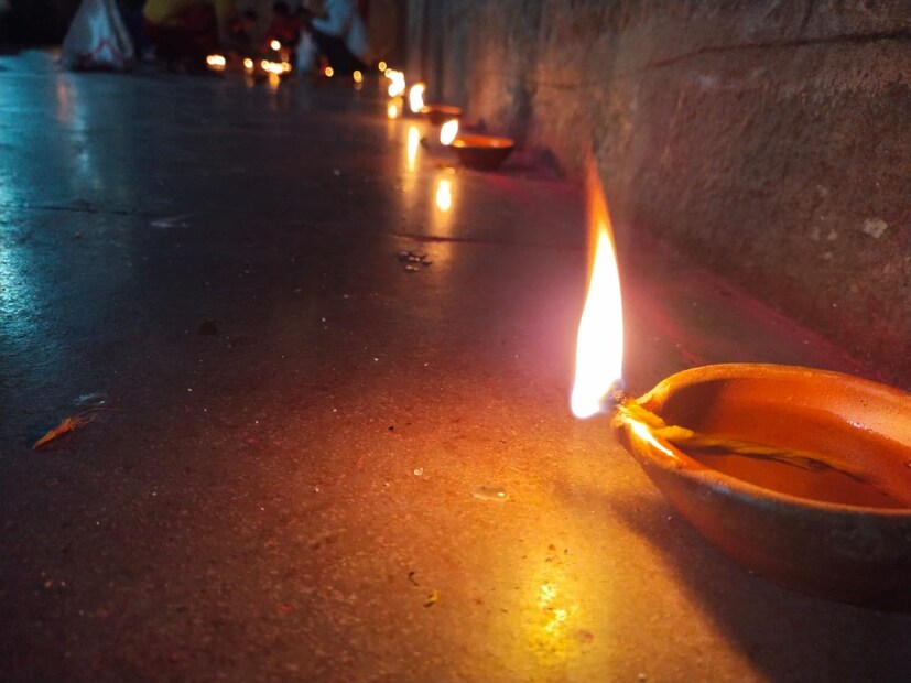 অসমের রাজধানী গুয়াহাটির পশ্চিমে নীলাচল পাহাড়ে অবস্থিত কামাখ্যা মন্দির। হিন্দু ধর্মাবলম্বীদের কাছে এটি অত্যন্ত মাহাত্ম্যপূর্ণ তীর্থস্থান। সতীর ৫২ পীঠের মধ্যে অন্যতম কামাখ্যা।