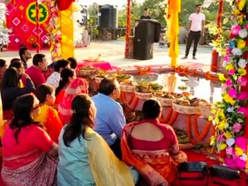 নদী বা পুকুর ধারে নয়! একেবারে অভিনব কায়দায় হলো ছট পুজো 