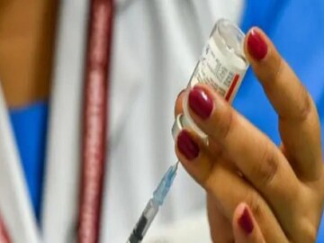 সারা ভারত জুড়ে ১৭০ কোটিরও বেশি করোনা টিকা দেওয়া হয়েছে। বৃহস্পতিবার এমনটাই জানিয়েছে কেন্দ্রীয় স্বাস্থ্য মন্ত্রক। মন্ত্রকের দেওয়া তথ্য অনুসারে দেশে প্রদত্ত  টিকার ডোজের সংখ্যা ১৭৪.৫৯ কোটি ছাড়িয়েছে। বৃহস্পতিবার সন্ধ্যা ৭ টা পর্যন্ত ৩৩ লক্ষেরও বেশি  টিকার ডোজ দেওয়া হয়েছে।