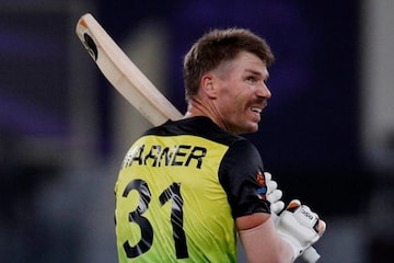 আইপিএল থেকে বাদ পড়া ওয়ার্নার বিশ্বকাপে মারকাটারি, এক মাসেই এত বদল!